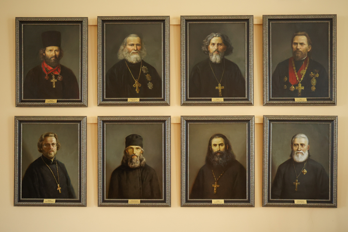 В СПбГУ открыли галерею портретов настоятелей университетского храма