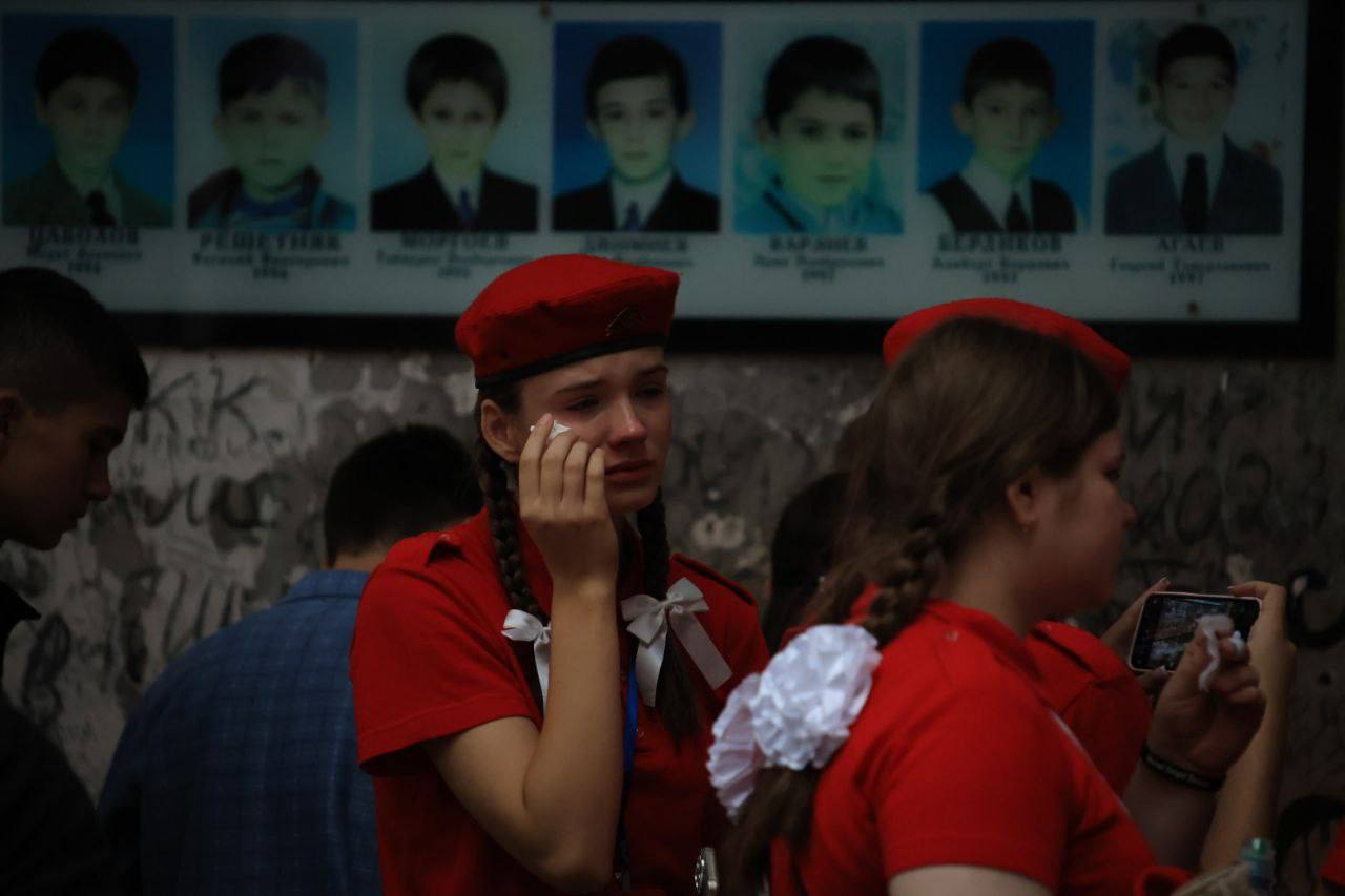 В третий день памяти жертв Беслана, в спортзале школы №1, ставшем местом скорби, состоялась Божественная литургия