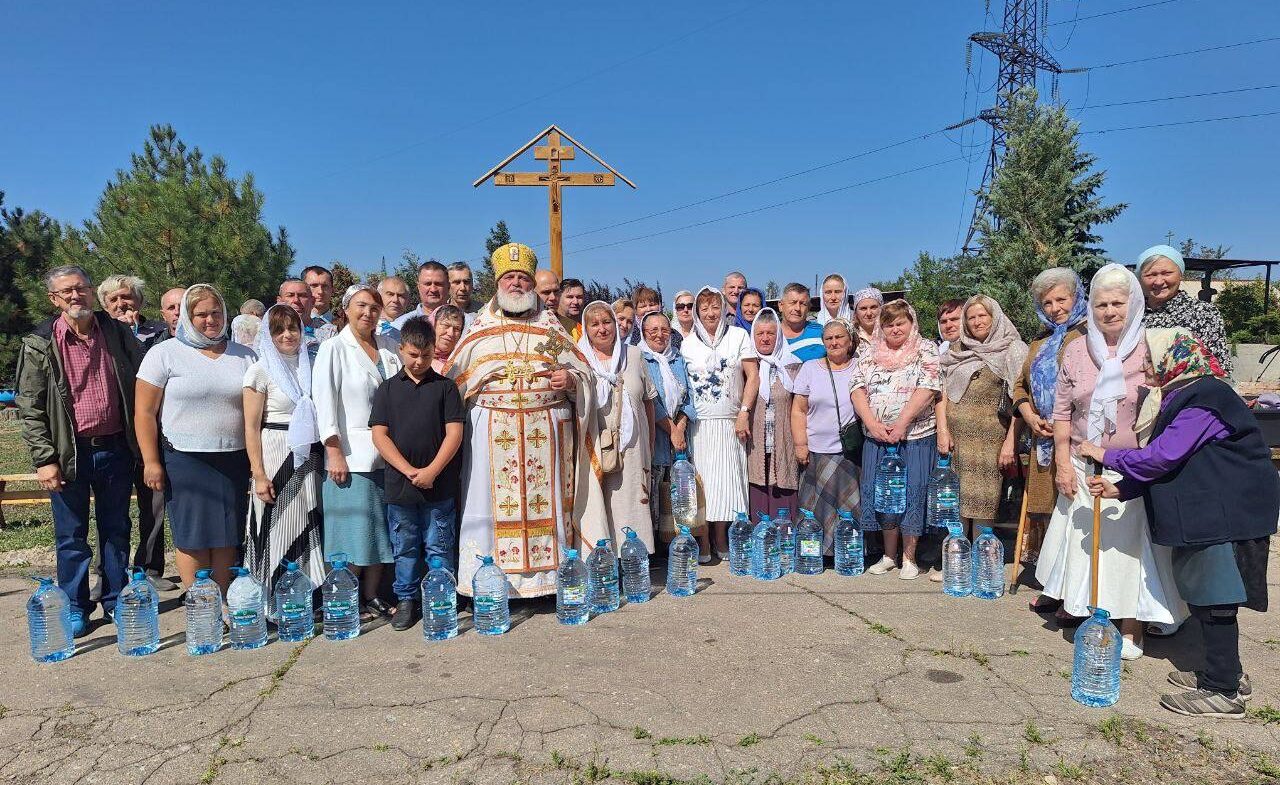В храмах Донецка раздали 100 тонн питьевой воды