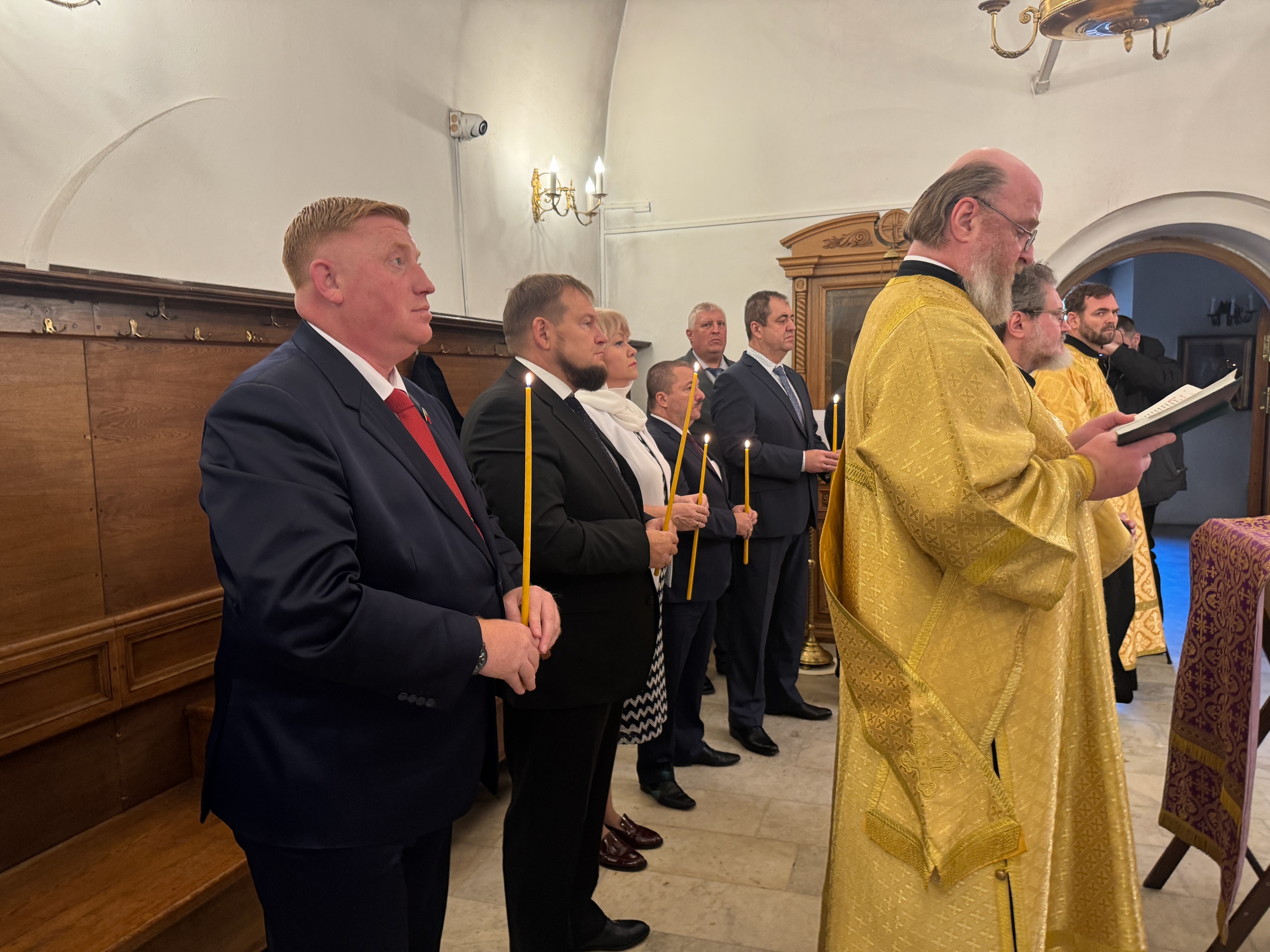 В день третьей годовщины воссоединения новых регионов с Россией в столичном храме преподобного Сергия Радонежского в Крапивниках состоялось праздничное богослужение