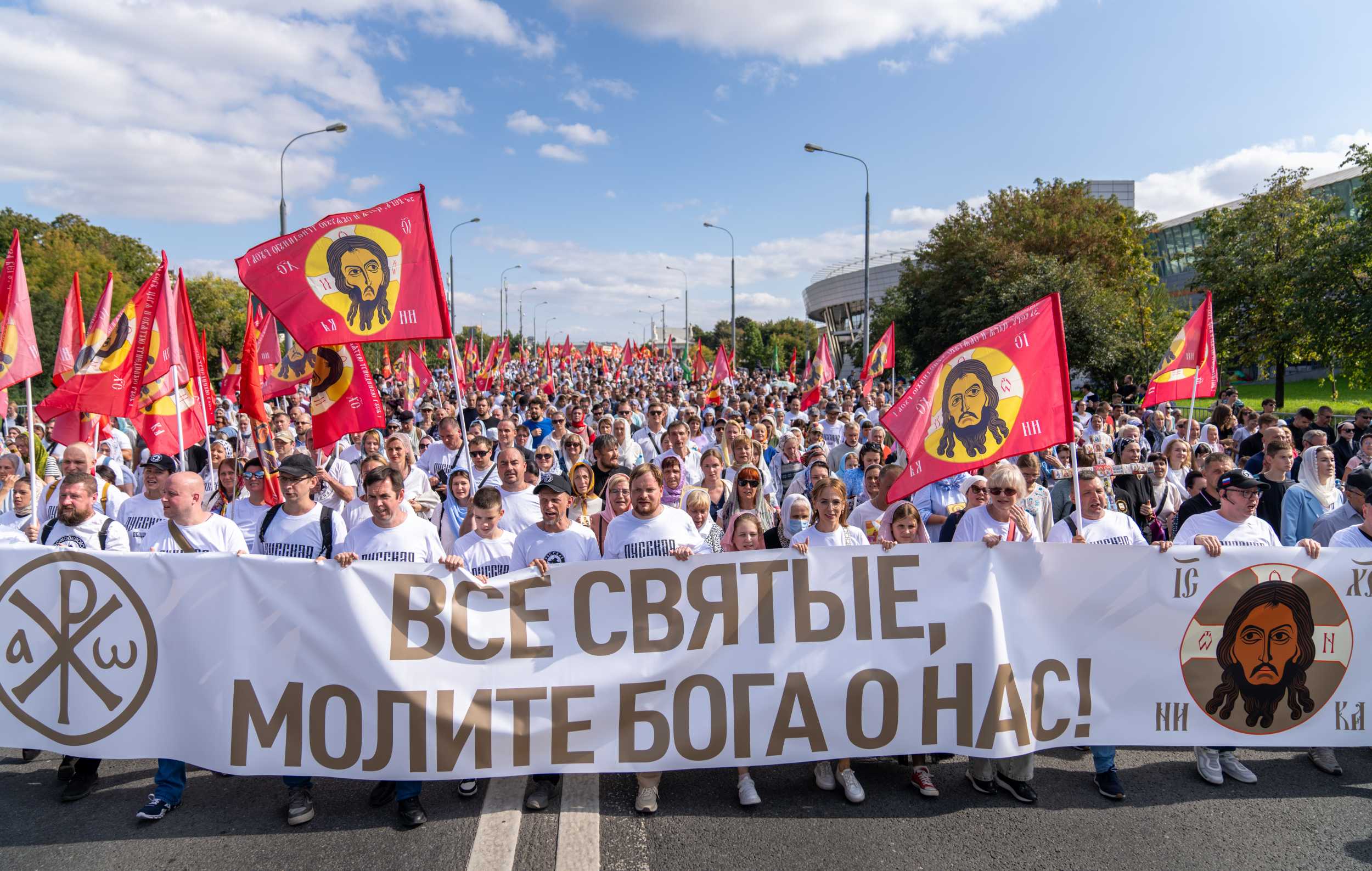 Массовые крестные ходы, выступления против абортов, показывающие Россию как сильную христианскую страну, вдохновляют православных в США, считает американский блогер