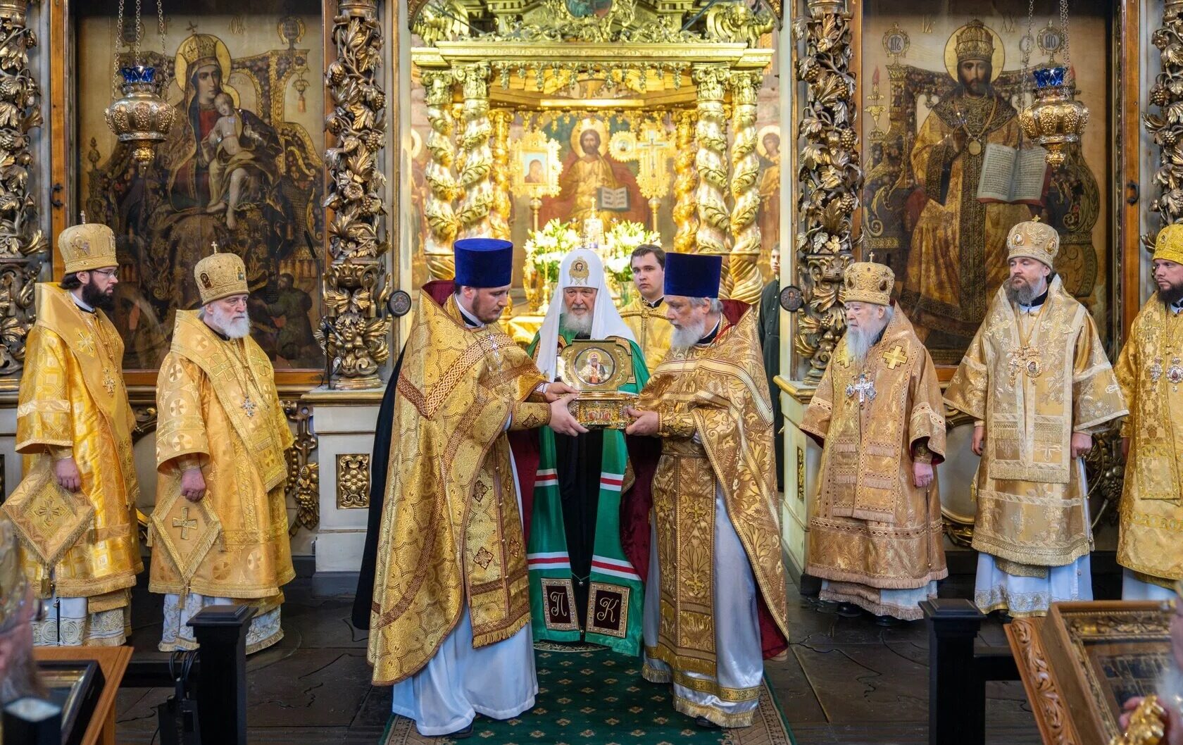 В год 100-летия блаженной кончины святителя Тихона состоялось всероссийское принесение мощей Патриарха Московского и всея Руси