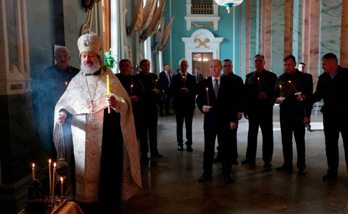 Владимир Путин в свой день рождения посетил усыпальницу Романовых и провёл совещание с военными