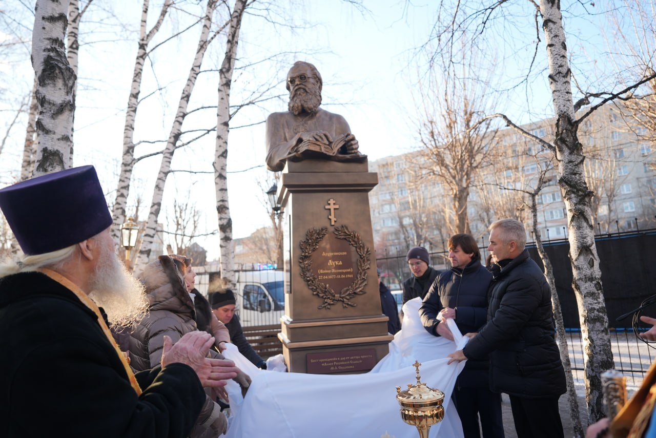 В Тюмени произошло значимое событие — состоялось освящение памятника святителю Луке, установленного у храма на территории Второй областной больницы.