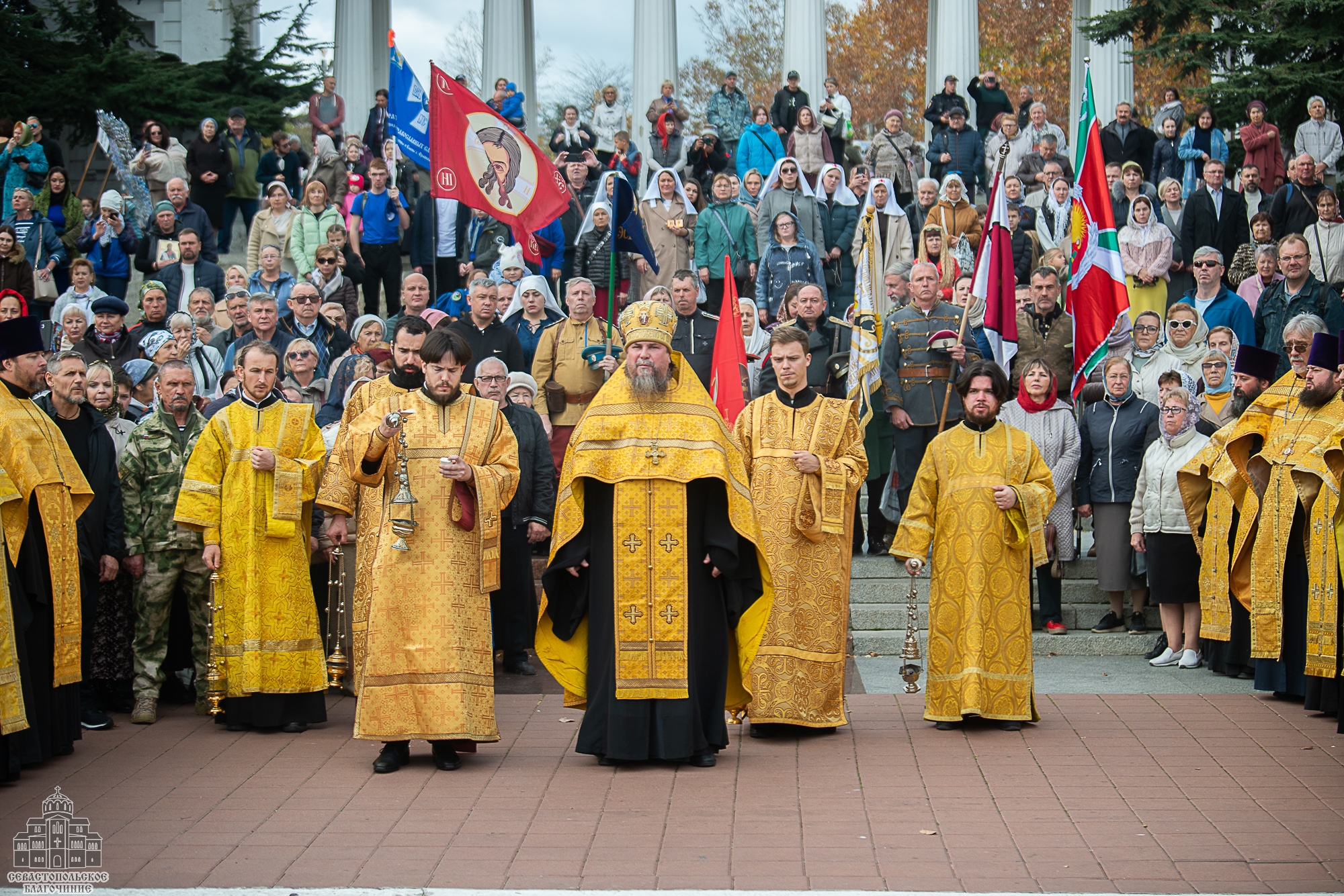 Духовенство и прихожане Покровского собора Севастополя приняли участие в Крестном ходу в память Исхода Русской армии из Крыма в 1920 году