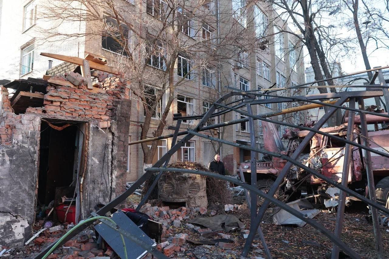 Духовенство Ростовской епархии оказывает пастырскую помощь пострадавшим от атаки БПЛА в Таганроге