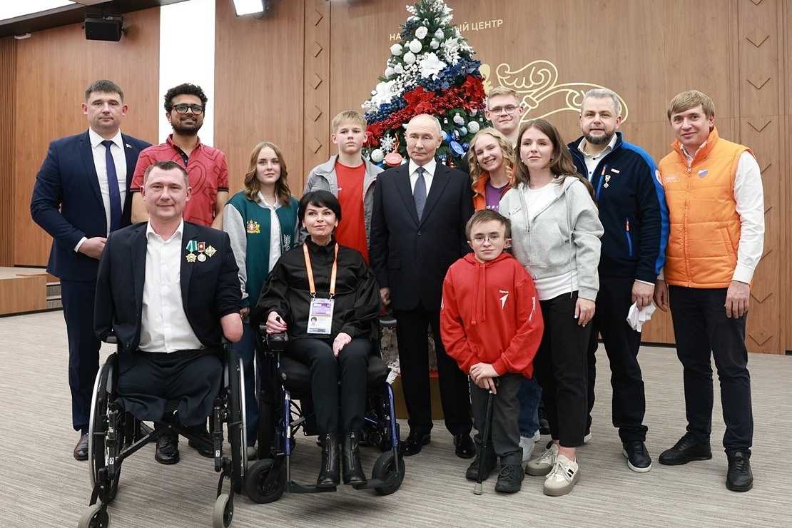 Владимир Путин встретился с Главврачом Больницы святителя Алексия Алексеем Заровым и волонтерами — участниками форума #МыВместе