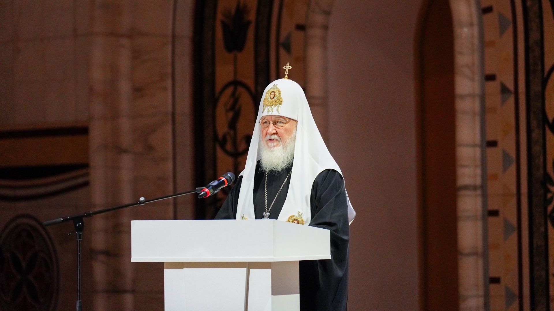 «Теперь естественному межличностному общению ребенок всё чаще предпочитает общение с нейросетью»: Святейший Патриарх Кирилл