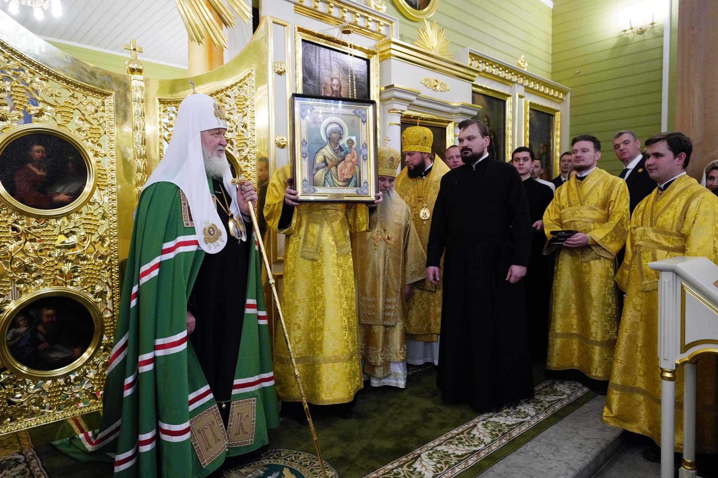 Патриарх Кирилл освятил отреставрированный храм, в котором в советское время служил его отец