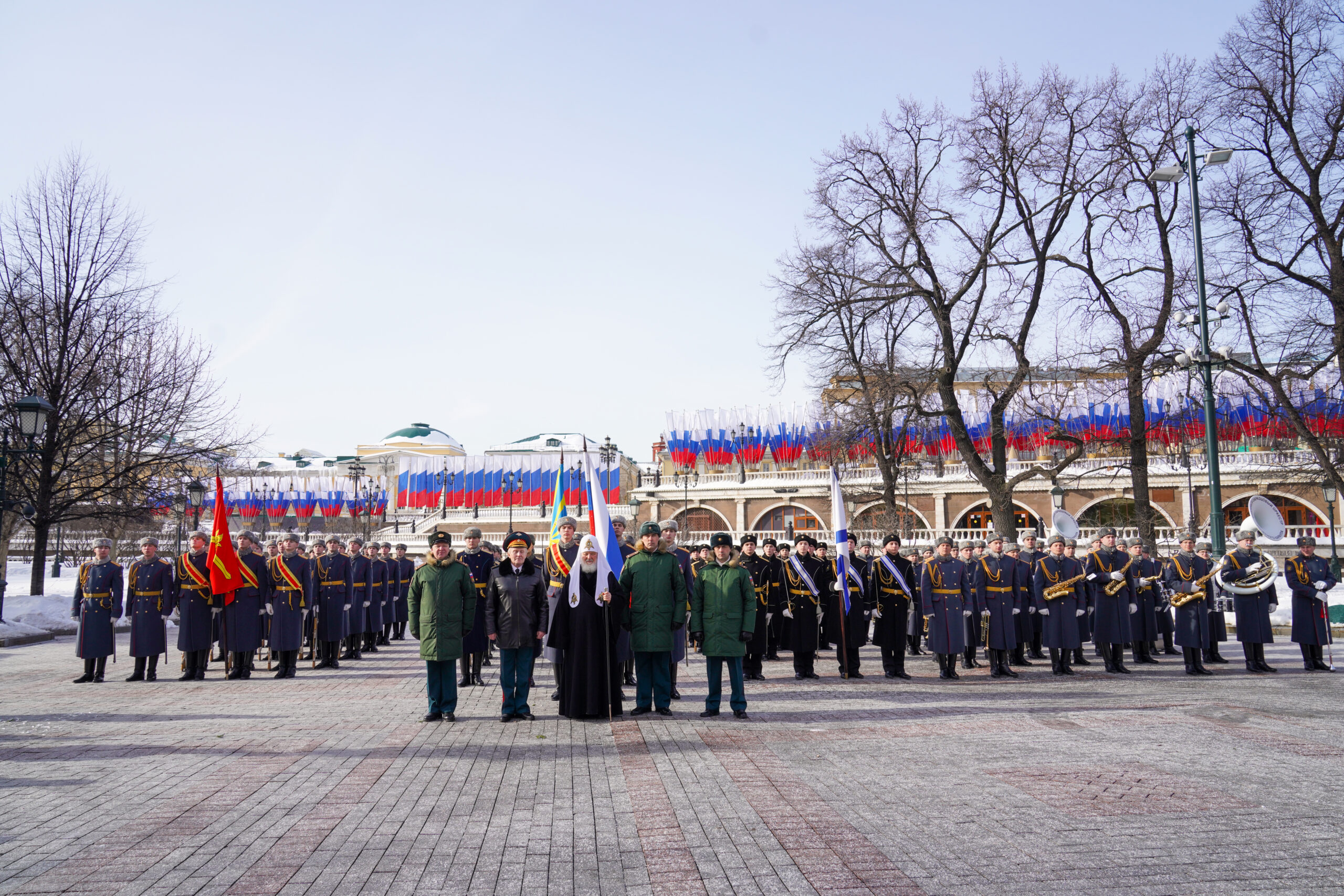 В День защитника Отечества Святейший Патриарх Кирилл возложил венок к могиле Неизвестного солдата у стен Московского Кремля