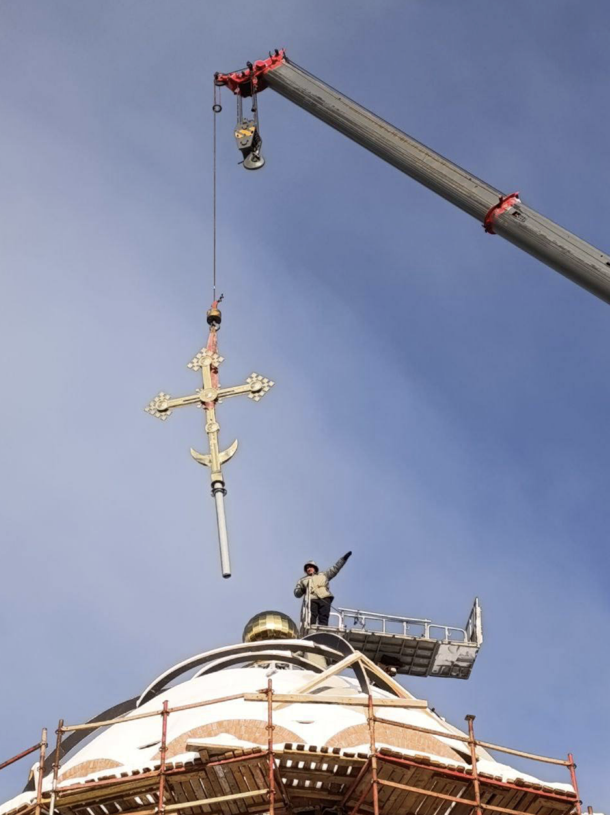 В Москве освятили и воздвигли крест на купол строящегося храма Феодора Ушакова 