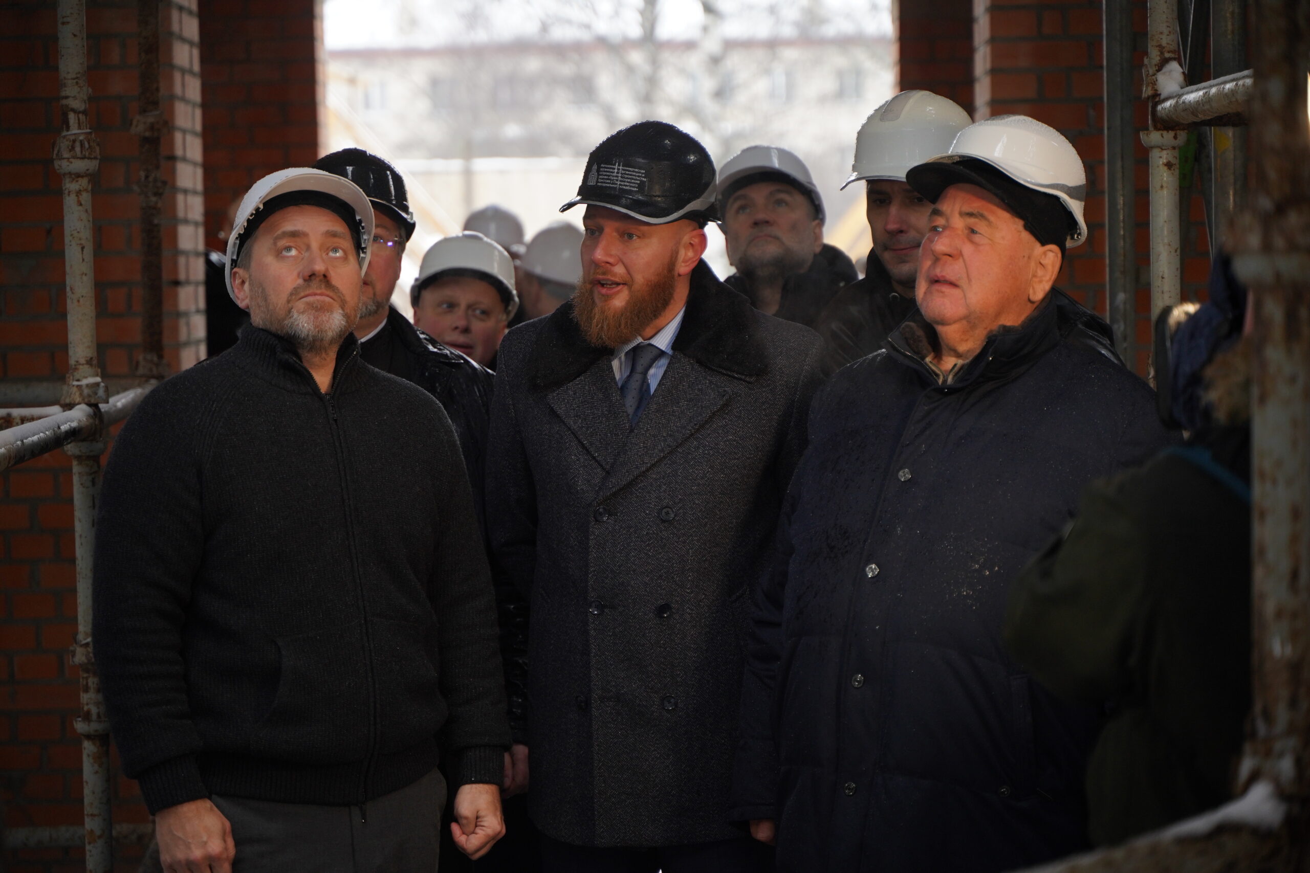 У крупнейшего кладбища Санкт-Петербурга — Пискарёвского — продолжается возведение храмового комплекса, о котором телеканал «СПАС» снимает фильм