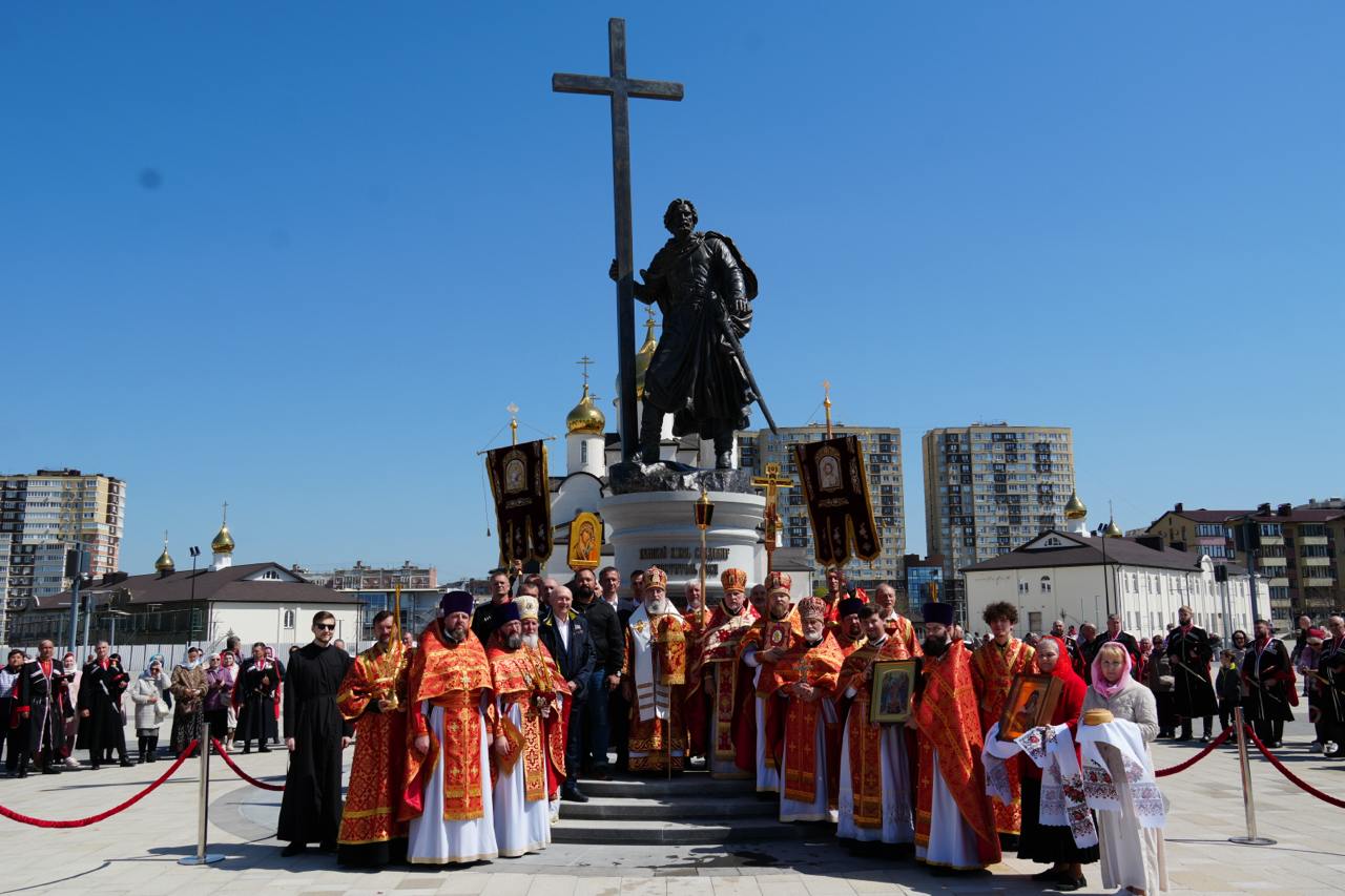 В Анапе открыли и освятили памятник великому князю Владимиру