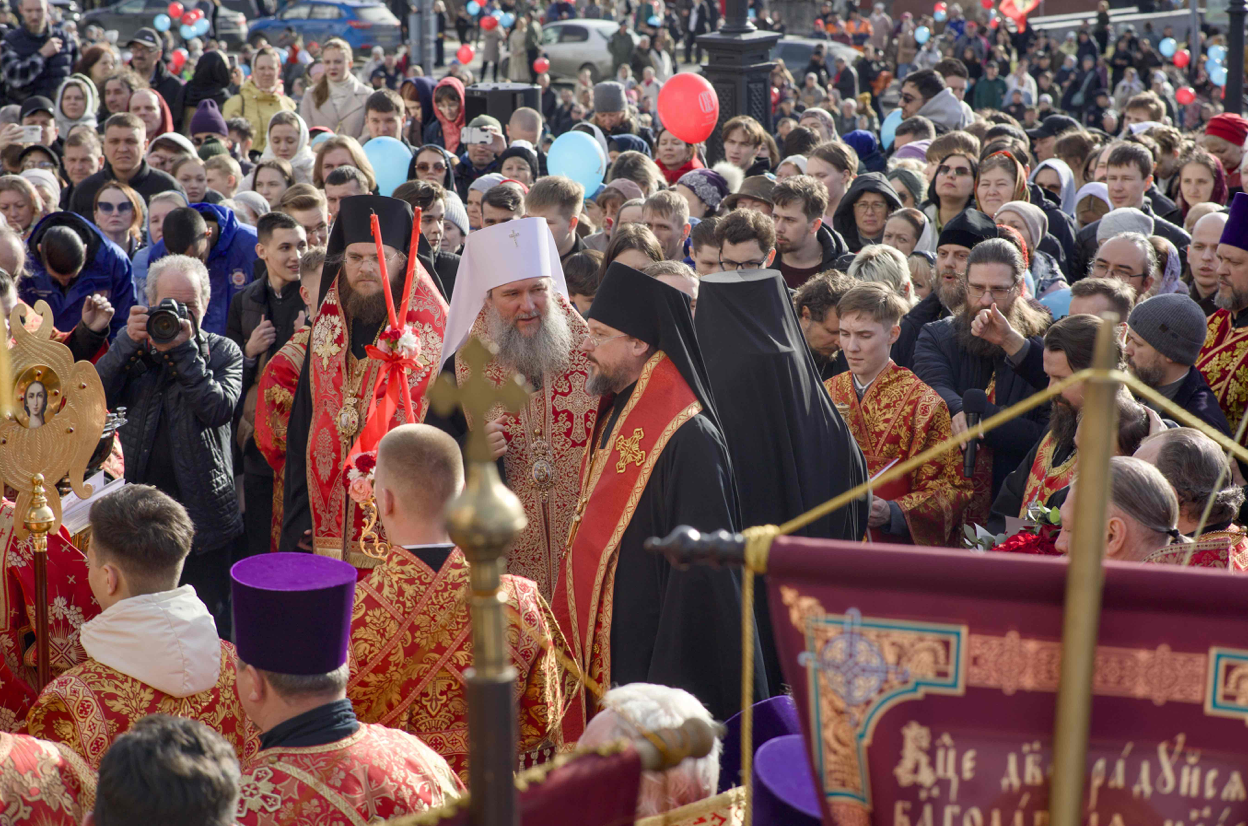 «Хорошо нам здесь быть!»: в Екатеринбурге на Пасху прошёл многотысячный Крестный ход