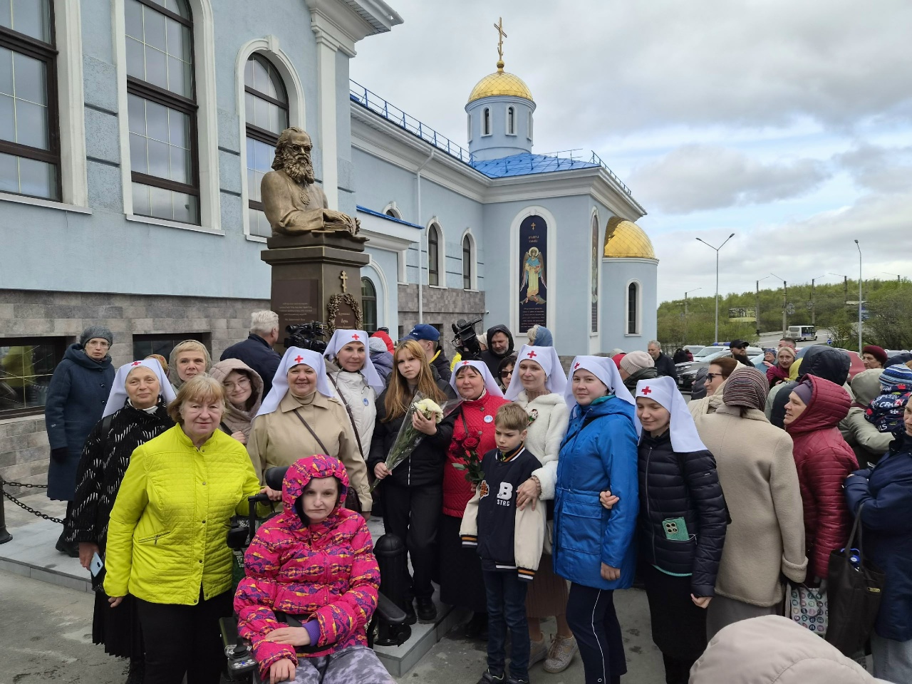 В Мурманске на площади перед Духовным реабилитационно-спортивным центром состоялось торжественное открытие памятника святителю Луке Крымскому (Войно-Ясенецкому)