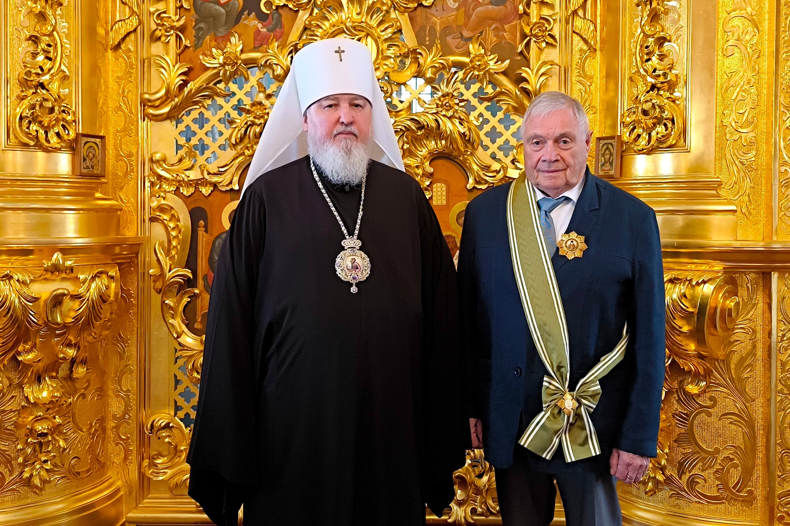 Митрополит Ставропольский Кирилл вручил орден святителя Луки Крымского I степени почетному президенту Российского общества хирургов И.И. Затевахину