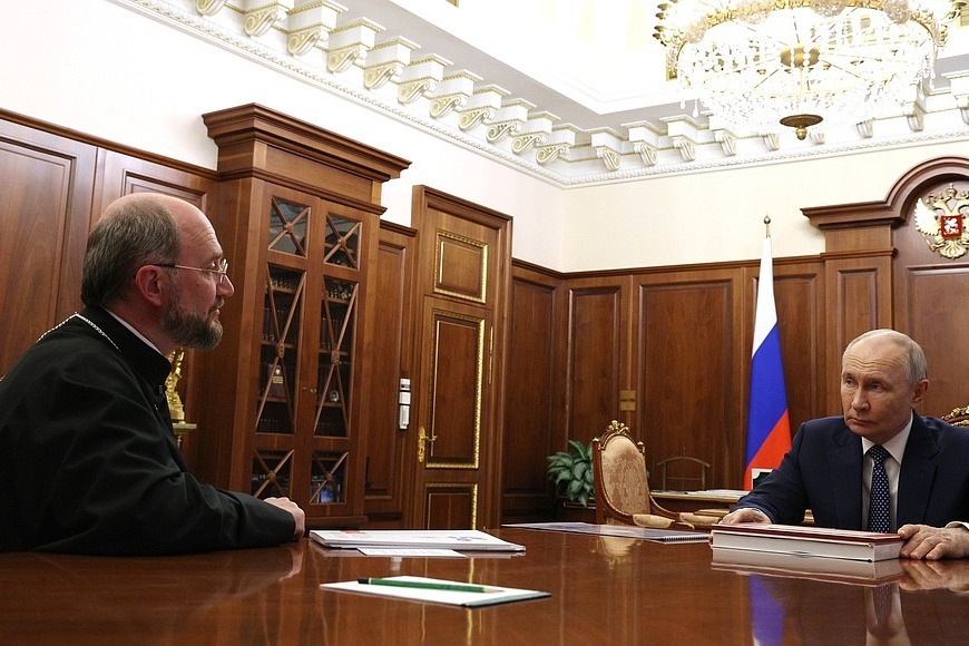 Владимир Путин встретился с руководителем фонда «Круг добра» протоиереем Александром Ткаченко