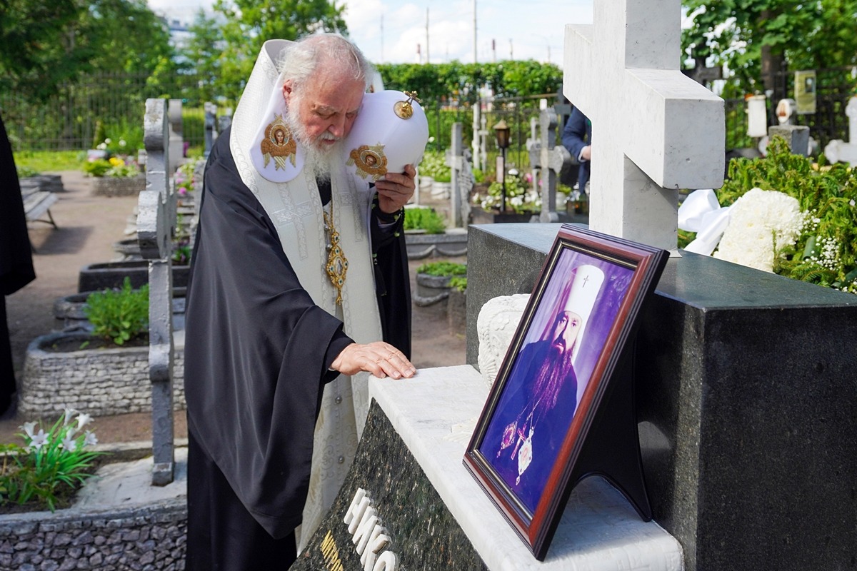Патриарх Кирилл совершил литию на месте погребения своих родителей в Санкт-Петербурге