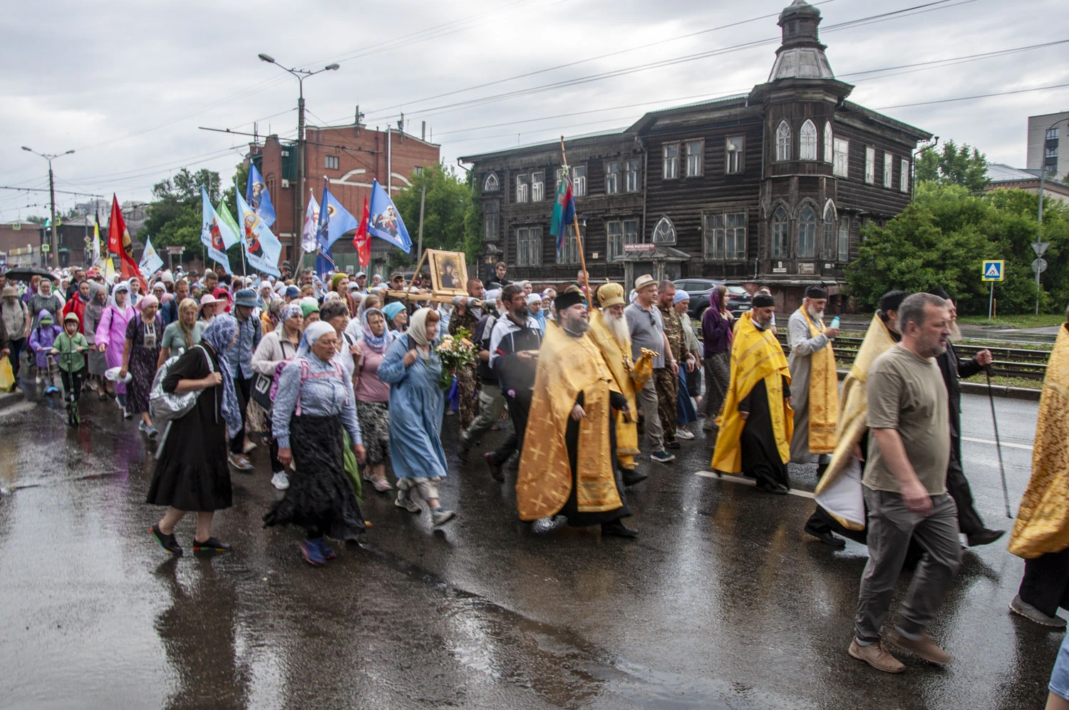 В Барнауле стартовал традиционный Крестный ход к Коробейниковской иконе Божьей Матери