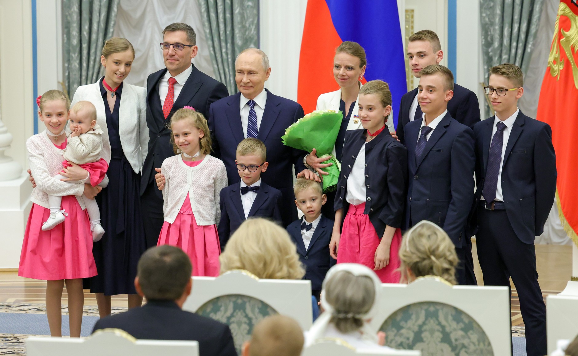 Владимир Путин вручил ордена «Мать-героиня» и «Родительская слава» родителям девяти многодетных семей