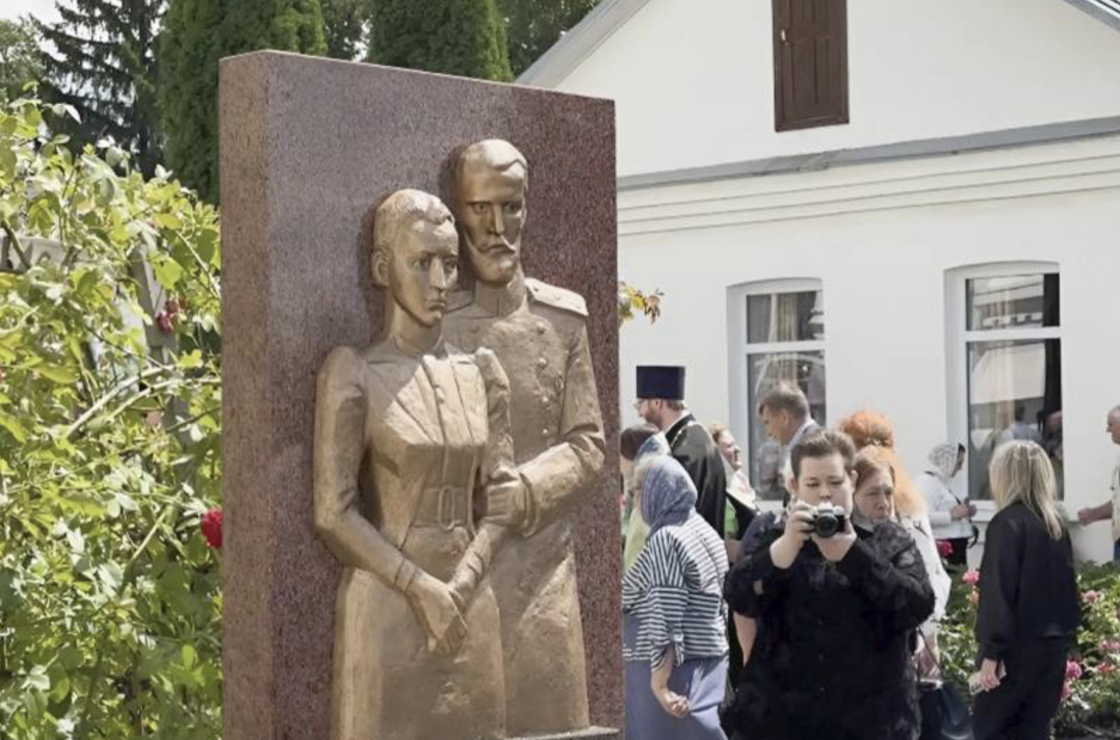 В Орле освятили памятник преподобномученице Елизавете Федоровне и Сергею Александровичу Романовым