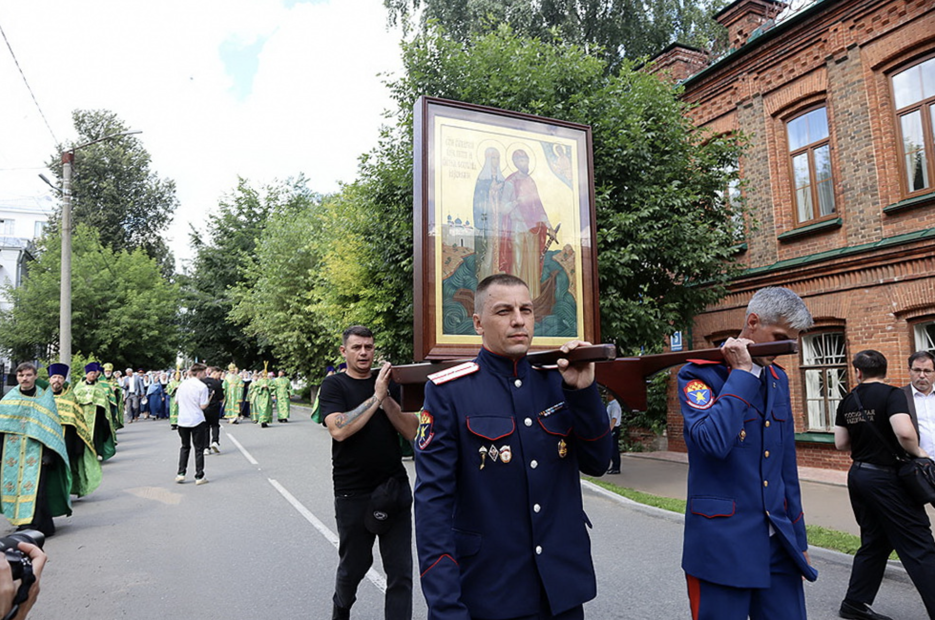 Крестный ход в честь святых Петра и Февронии Муромских прошел в Кирове