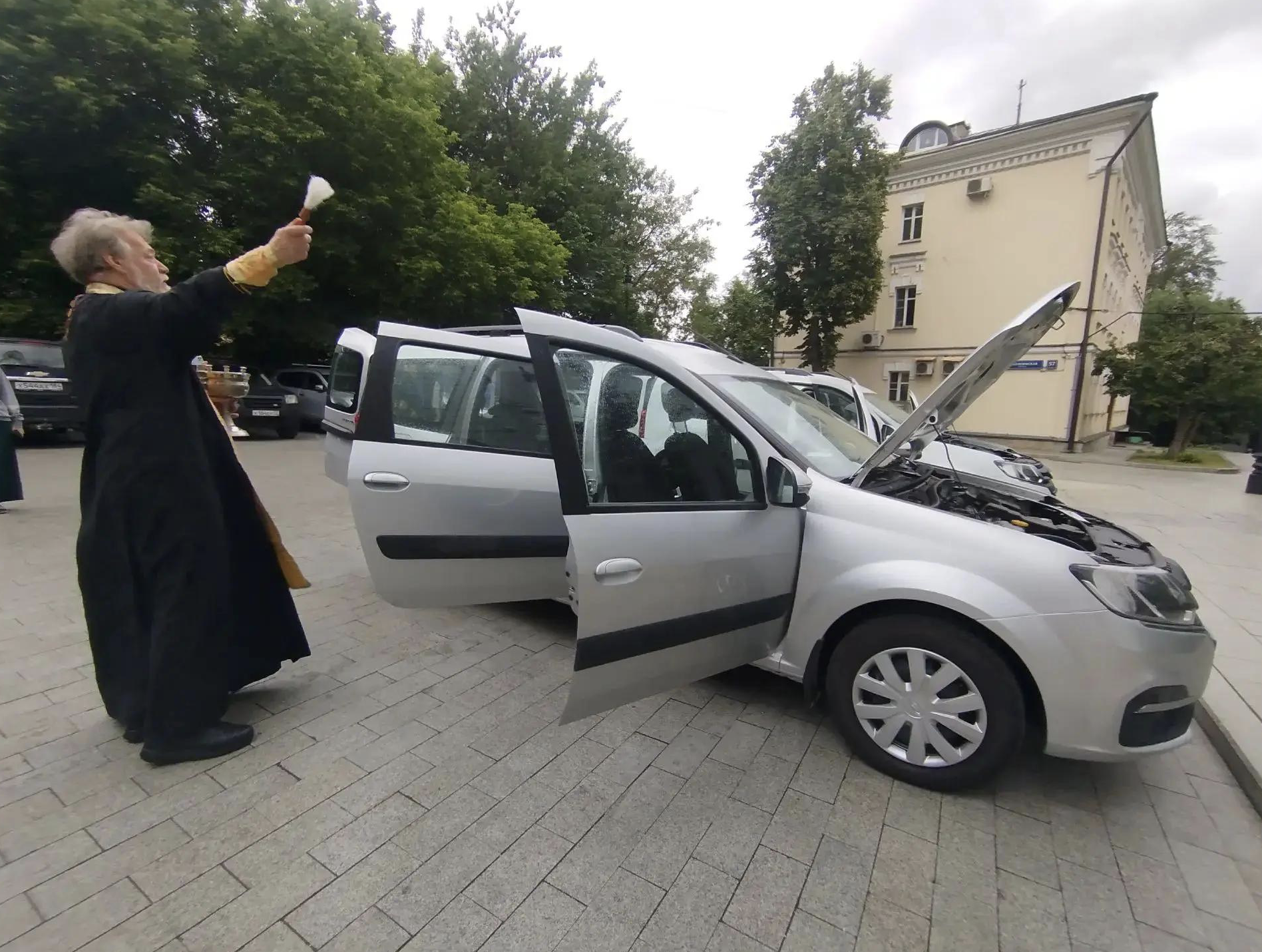 Патриаршая гуманитарная миссия направила в зону конфликта 5 новых автомобилей