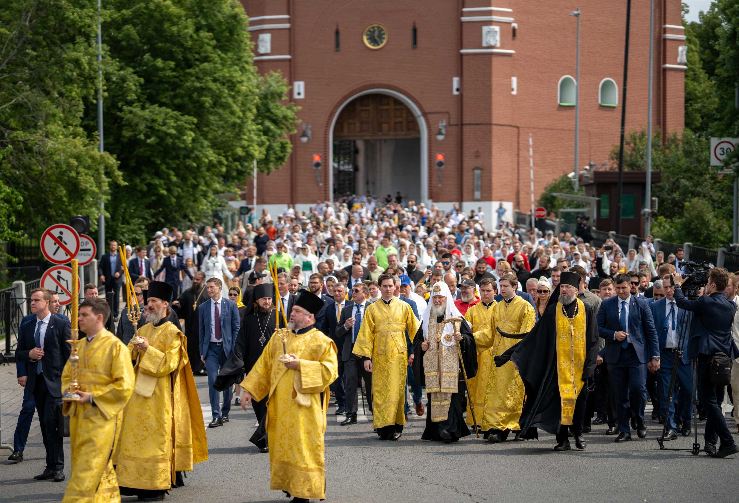 В Москве прошел крестный ход от Успенского собора Кремля к памятнику князю Владимиру на Боровицкой площади в честь Дня Крещения Руси