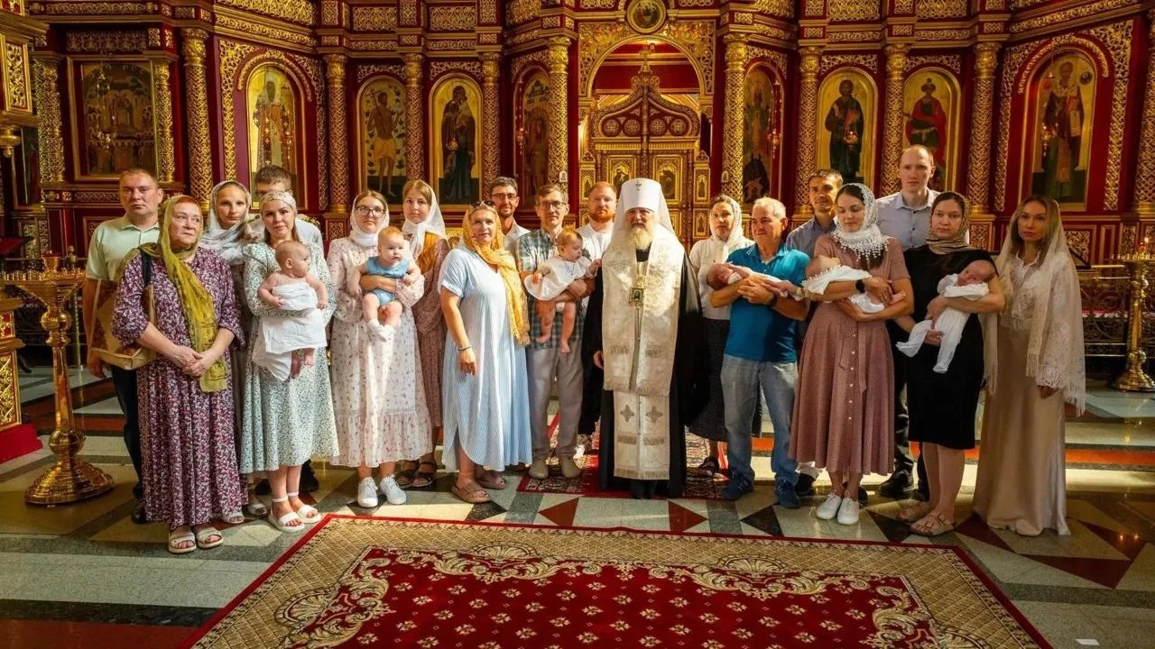 Митрополит Павел лично крестил детей из многодетных семей в Югре