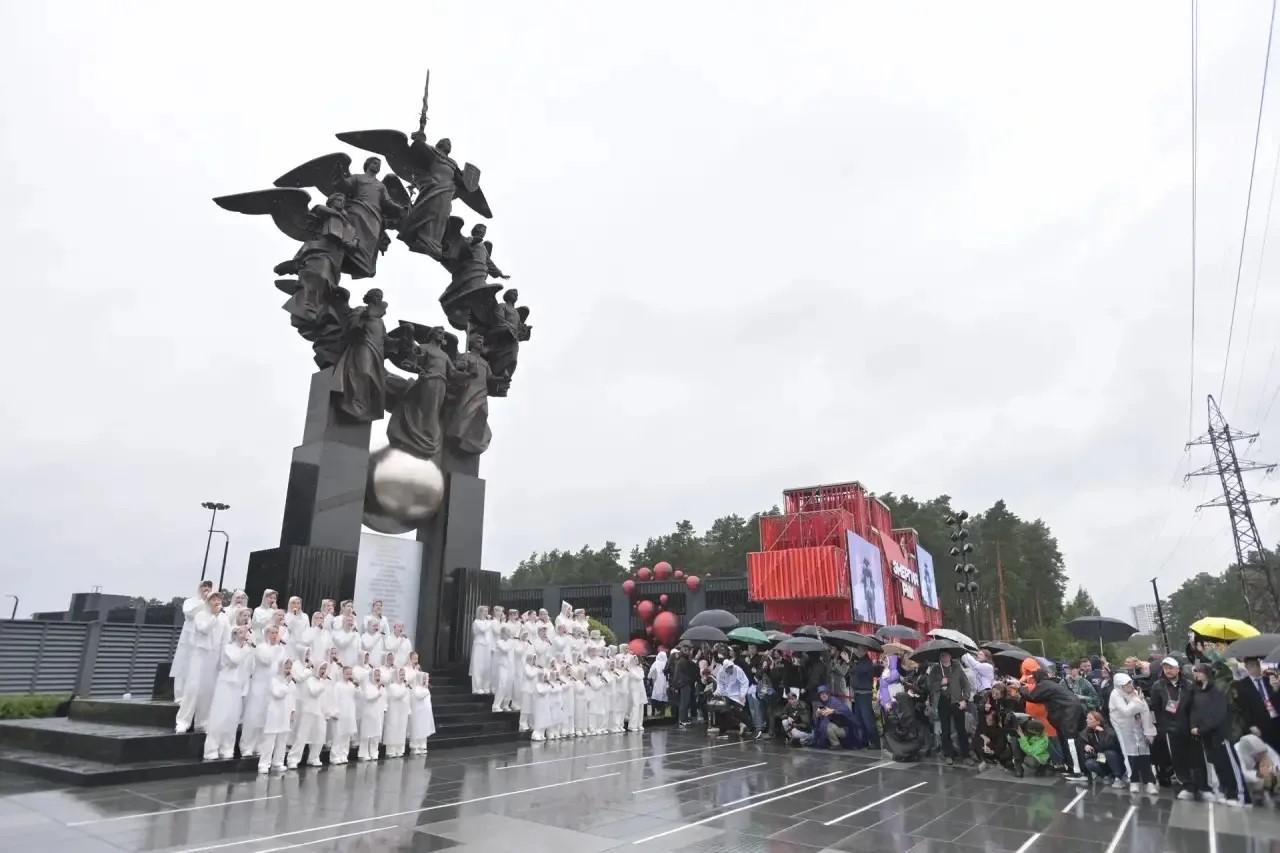 В Екатеринбурге открыли одну из самых высоких православных скульптур в России — композицию «Собор Архистратига Михаила»