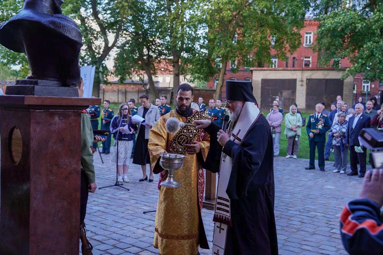 В Калининградской области открыли памятники святым Царственным страстотерпцам — Императору Николаю II и Императрице Александре Фёдоровне. Событие произошло 5 сентября во время проведения «Царских дней»