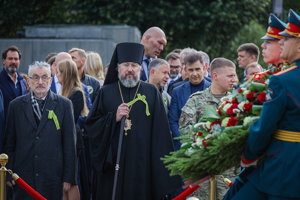 В 85-ю годовщину начала блокады делегация Санкт-Петербургской епархии приняла участие в возложении венков на Пискаревском кладбище Северной столицы