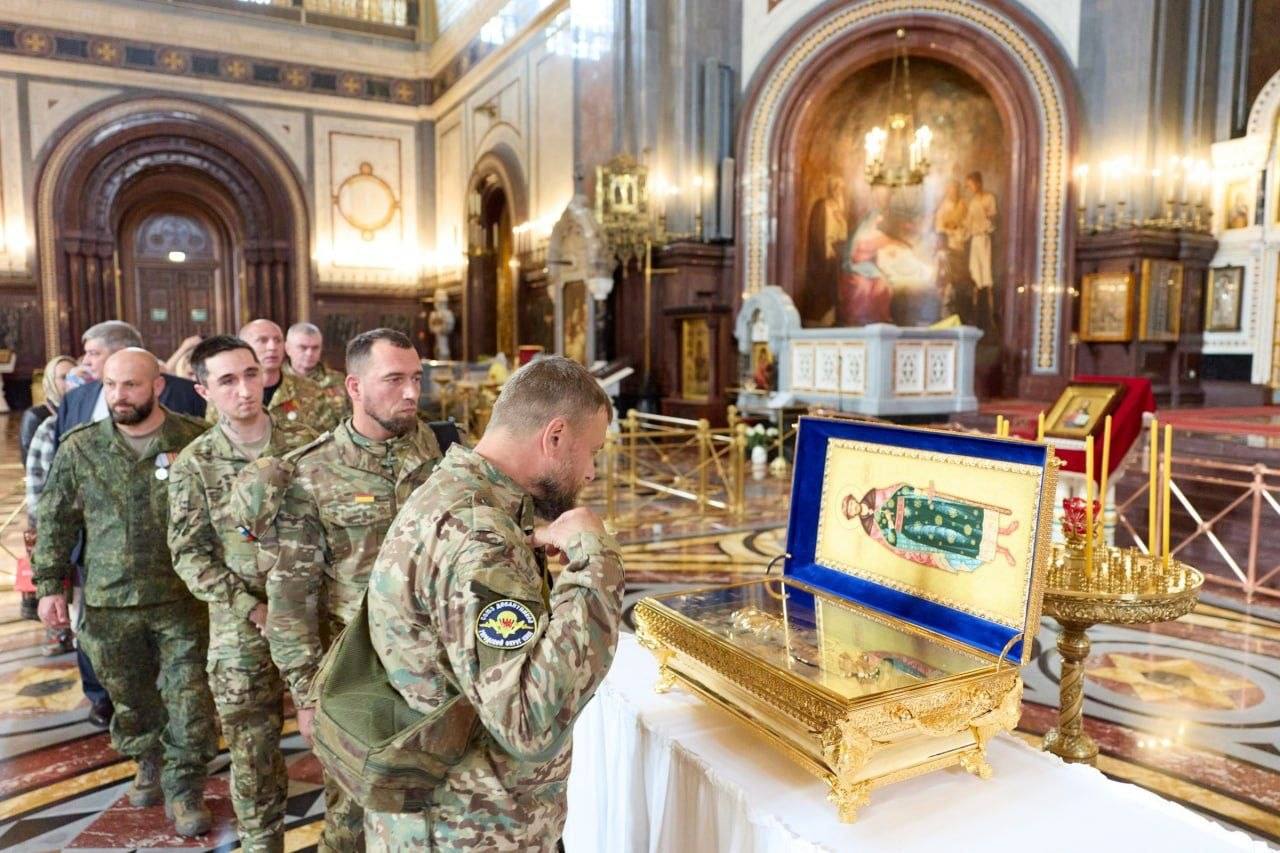 Ветераны СВО поклонились мощам святого благоверного князя Дмитрия Донского в Храме Христа Спасителя